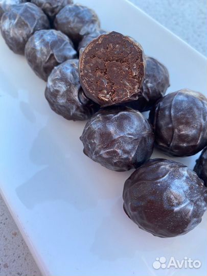 Конфеты, трюфели, шоколад, сухофрукты в шоколаде