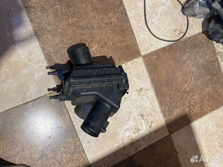 Корпус воздушного фильтра правый Nissan GT-R 35