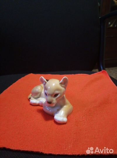 Фарфоровая статуэтка Львенок