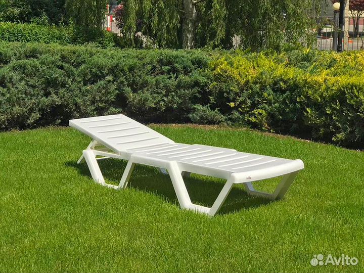 Шезлонг пластиковый