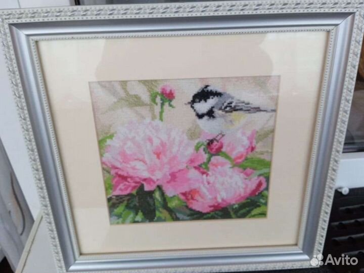 Несколько вышитых картин в рамке