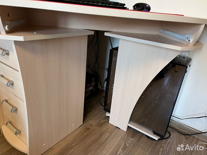 Продаю угловой компьютерный стол