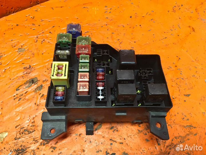 Блок предохранителей Mitsubishi Carisma