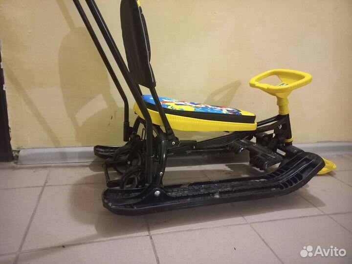 Детский снегокат с ручкой и колесами