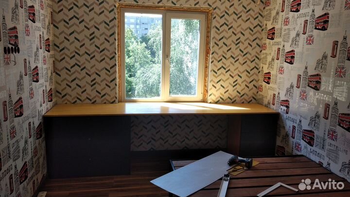 Стол под окном