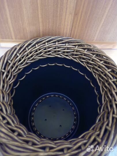 Кашпо из искусственного ротанга