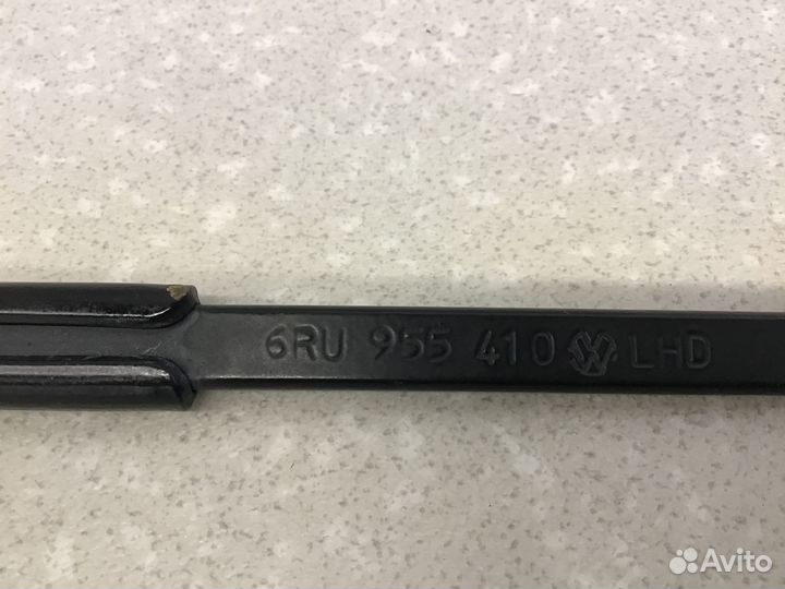 Поводок стеклоочистителя передний правый VW Polo