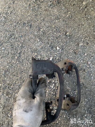 Скоба суппорта toyota corolla