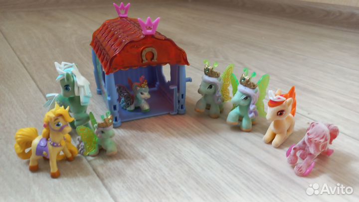 Детские игрушки лошадки и конюшня