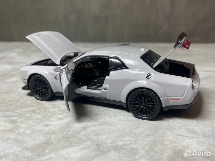 Модель автомобиля Dodge Challenger SRT 1/32 серая