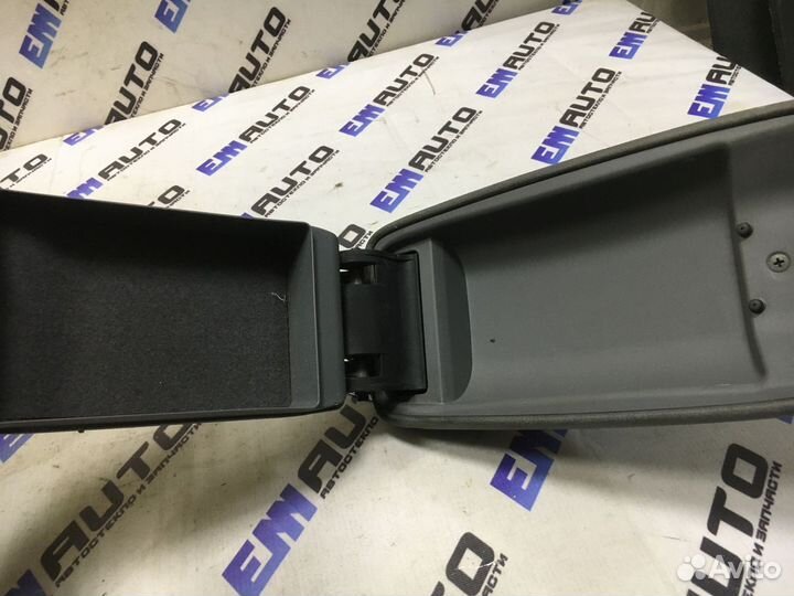 Подлокотник Мазда 6 GG