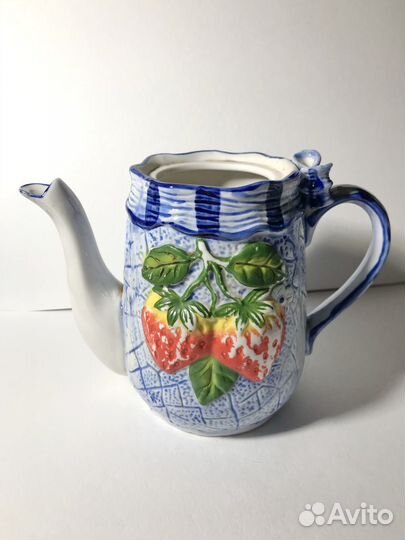 Чайничек с клубникой