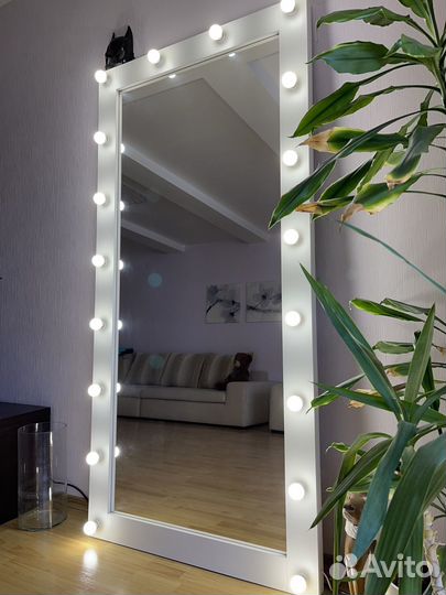 Гримерное зеркало с лампочками