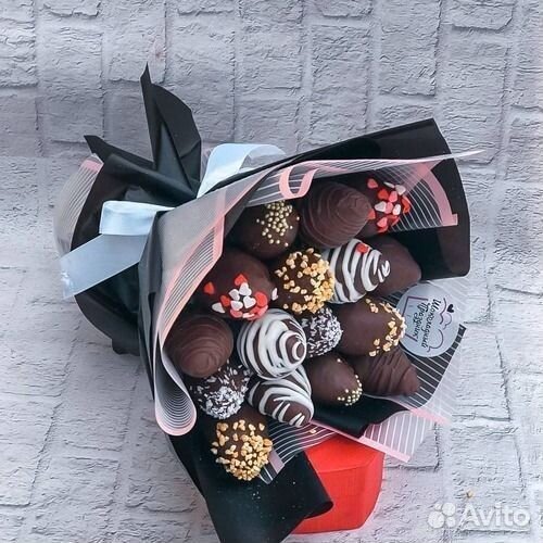 Клубника в шоколаде, банан, финики,букеты