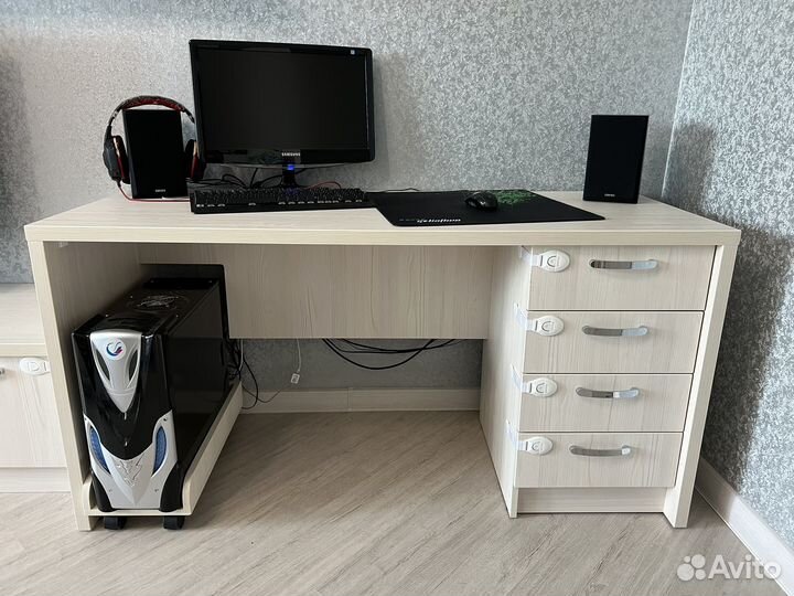 Письменный стол