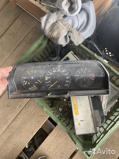 Мерседес W201 190E панель приборов с тахометром