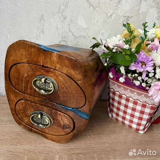 Шкафчик шкатулка из массива дерева и смолы