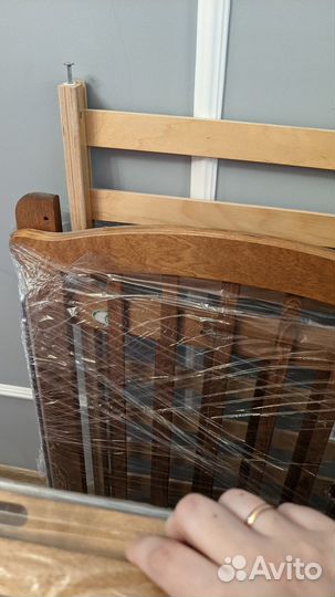 Детская кроватка с ящиком и маятником