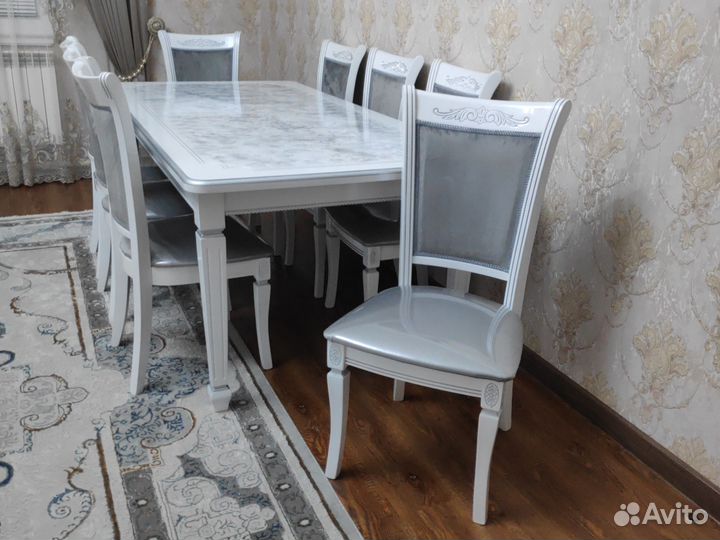 Стол со стульями в гостинную