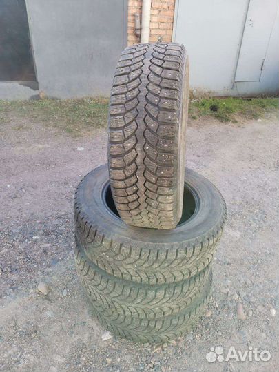 Bridgestone Blizzak Spike-01 215/65 R16