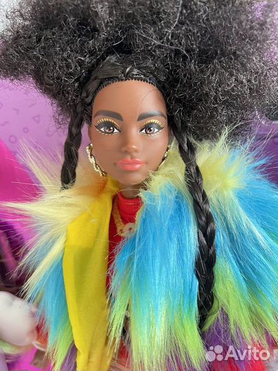 Барби extra 1 афроамериканка в разноцветной шубе