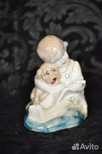 Фарфоровая статуэтка Девочка с собачкой Артель Кер