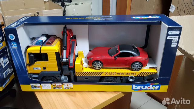 Большой эвакуатор MAN с машинкой Bruder