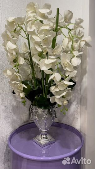 Композиция из искусственных цветов