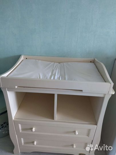 Детская кроватка и пеленальный комод