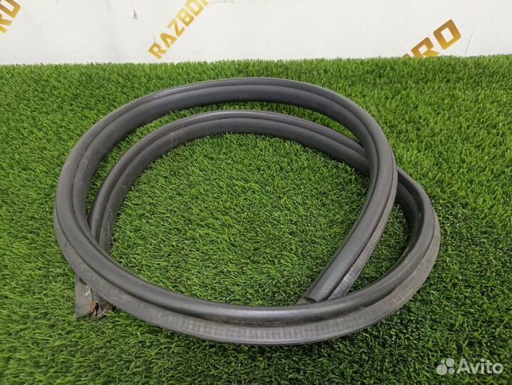 Уплотнитель дверного проема задний левый Honda