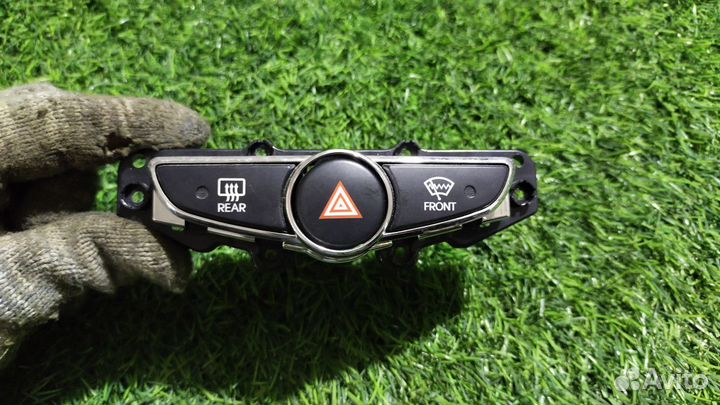 Кнопка аварийной сигнализации Hyundai Solaris 1