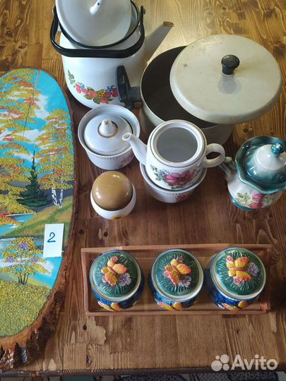 Коробкой посуда с лишними вещами