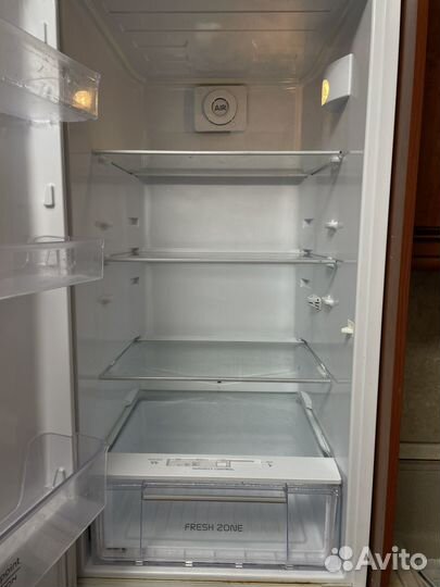 Встраиваемый холодильник Hotpoint Ariston