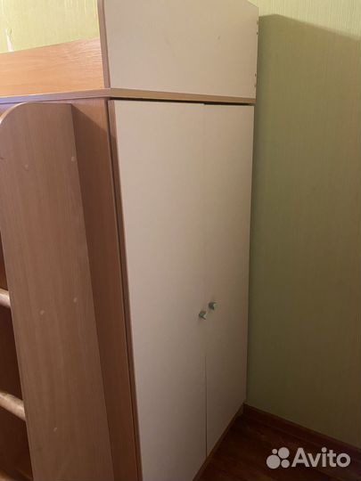 Двухъярусная кровать с шкафом и столом