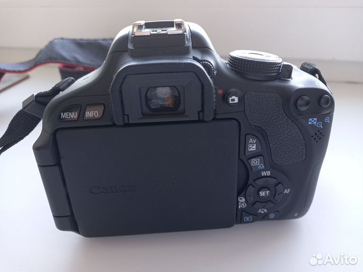 Зеркальный фотоаппарат серии EOS 600D Canon
