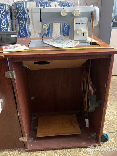 Швейная машинка Чайка 142М, электропривод, стол