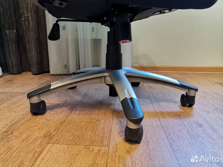 Офисное кожаное кресло бу