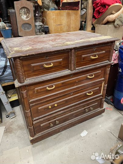 Старинный комод из дерева