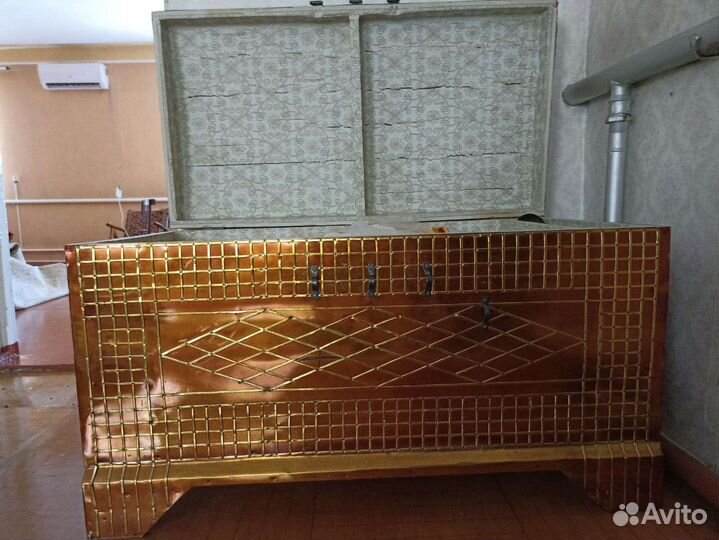 Сундук старинный