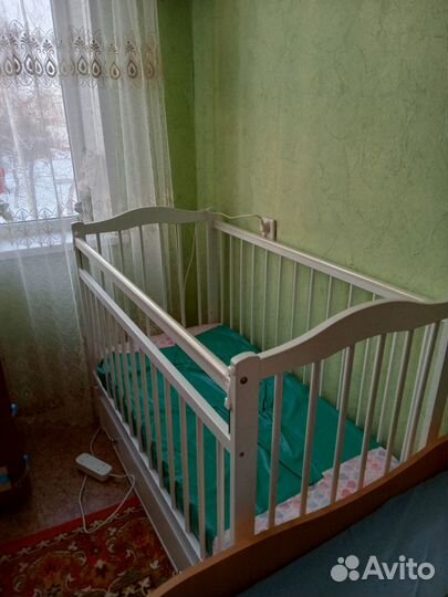 Детская кроватка с маятником