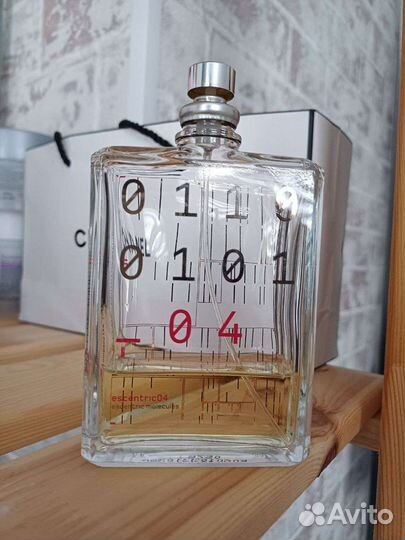 Escentric molecules 04