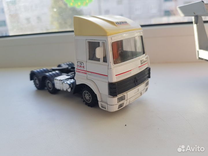 Модель автовоз Renault R365 Highliner Maisto