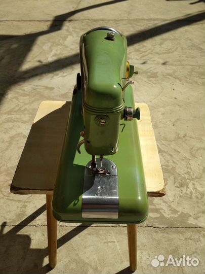 Швейная машинка ретро Волга