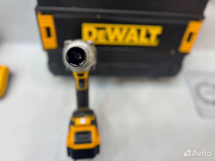 Аккумуляторный ударный гайковерт Dewalt