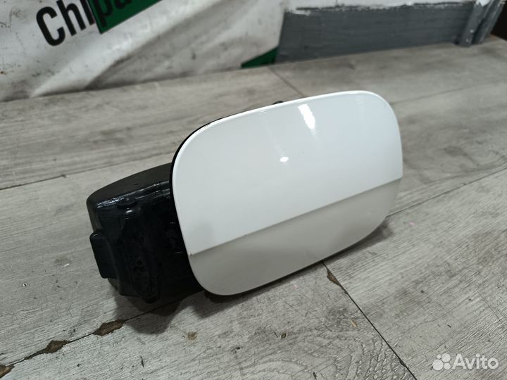 Лючок бензобака для Skoda Octavia A7 (2017) белый