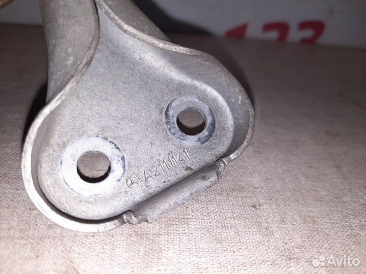 Крепление глушителя левое Mercedes E320 W211