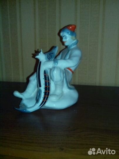 Фарфоровая статуэтка