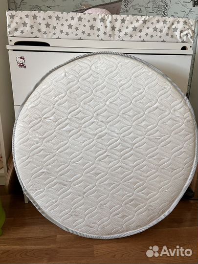 Матрас в круглую кроватку + простыни
