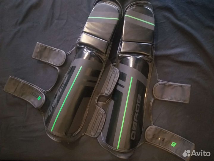 Боксерские перчатки, шлем и щитки