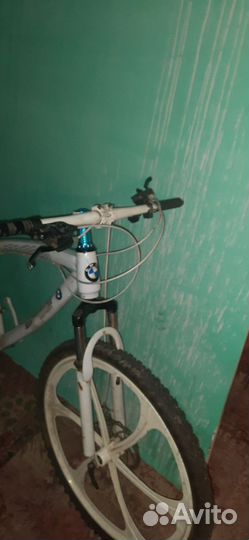 Велосипед на литых дисках BMW